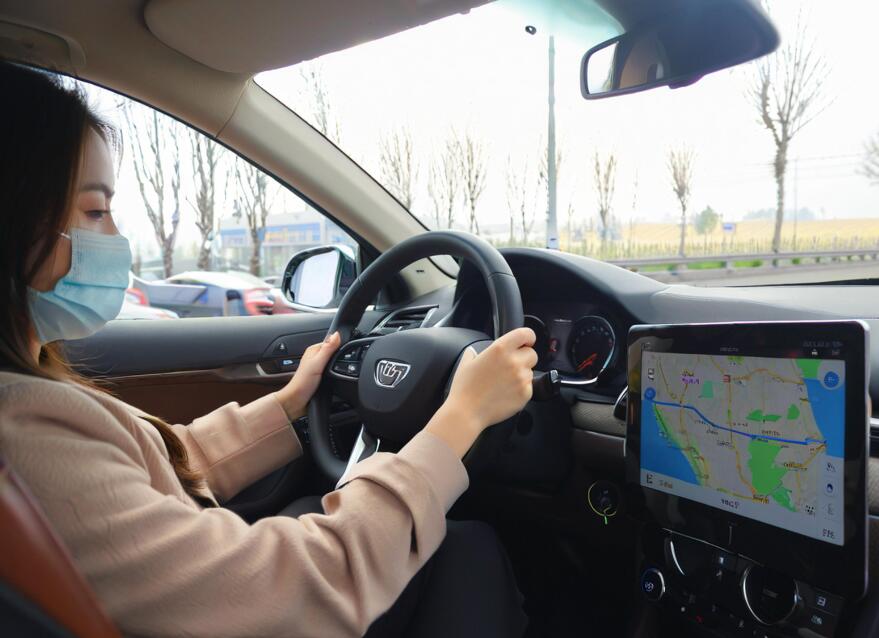 2025年5月在高速公路上需要紧急停车，应该怎么办？